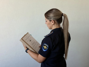 В Самарской области студент техникума помог похитить более 900 тысяч рублей у 76-летней женщины
