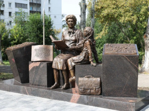 памятник учителям открыли в Самаре накануне 1 сентября у школы № 41