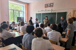 В преддверии памятных дат старшеклассники встретились с ветеранами СВО, изучили основы тактической медицины и представили диораму, посвящённую Сталинградской битве.
