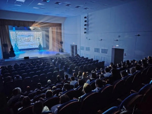С октября 2025 года на сцене КДК «Октябрьский» было показано более 10 спектаклей.