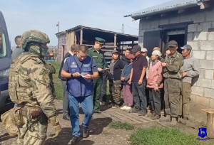 На территории тепличного комплекса в Красноярском районе сотрудниками УВМ задержаны 9 иностранных граждан, осуществлявших трудовую деятельность без разрешительных документов.