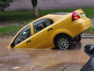 Автомобиль провалился под асфальт в Новокуйбышевске