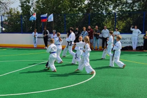 На территории спортивной школы №4 «Аврора» городского округа Самара в Бельском переулке в рамках реализации госпрограммы «Спорт России» построена «умная» спортивная площадка.