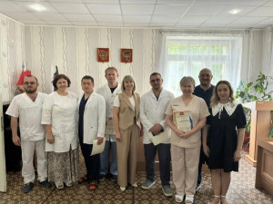 Выездная бригада специалистов из Самарской области оказывала медицинскую помощь в Центральной городской больнице города Снежное.