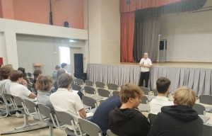 В Самаре сотрудники Управления по работе с личным составом ГУ МВД России по Самарской области встретились с учащимися одной из образовательных организаций города.