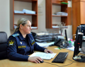 Сразу трех алиментщиц нашли на детской площадке в Самаре