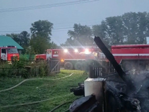 В Богатовском районе открытым пламенем горел жилой дом на площади 100 кв.