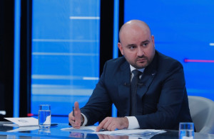 Губернатор Вячеслав Федорищев ответил на вопросы в прямом эфире «Прямой линии», часть из них поступила из Центра управления регионом.
