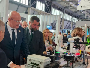 Самарские робототехники представили разработки для образования на Международном фестивале молодежи