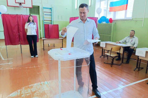 Олег Саитов стал первым избирателем на участке № 0907 в Жигулёвске