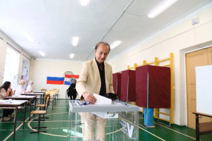 На свой избирательный участок пришел Владимир Гальченко — народный артист РФ, лауреат Национальной театральной премии «Золотая маска», председатель Самарского отделения Союза театральных деятелей России, артист Самарского академического театра драмы имени