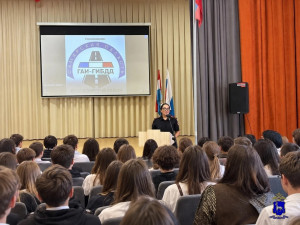 Сотрудники Госавтоинспекции и подразделений по делам несовершеннолетних провели родительские собрания в образовательных учреждениях Красноярского и Нефтегорского районов, Тольятти и Чапаевска.