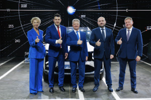 Антон Алиханов и Вячеслав Федорищев дали старт производству LADA Azimut