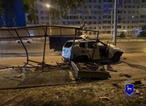 Автомобиль снес остановку в Самаре