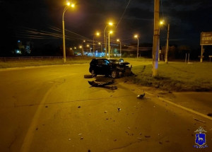 В Автозаводском районе Тольятти машина врезалась в бордюр и железный столб