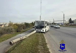 В Сызрани автобус врезался в столб