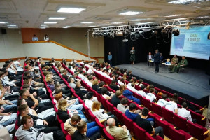 В День воссоединения ДНР, ЛНР, Запорожской и Херсонской областей с Россией писатели-ветераны СВО, иллюстраторы и главный редактор книги в рамках проекта «Сила в правде» встретились с читателями, чтобы рассказать о создании книги и своём творческом пути.