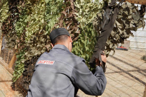 В исправительной колонии № 26 УФСИН России по Самарской области осужденные, содержащиеся в отряде строгих условий содержания, по собственной инициативе организовали работу по изготовлению маскировочных сетей для военнослужащих, участвующих в специальной в