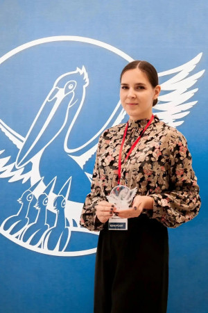 Виктория Доклова в 2026 году окончила Самарский государственный социально-педагогический университет. Ее педагогический стаж – 4 года. Также она является победителем зонального этапа конкурса «Учитель года».
