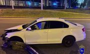 В Самаре иномарка врезалась в ограждение, пострадала девушка
