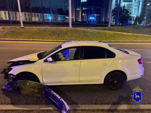В Самаре иномарка врезалась в ограждение, пострадала девушка