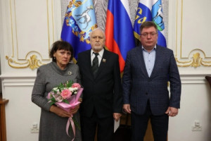 В администрации Самары вручили медали общественного признания «Отец солдата». За достойное воспитание сыновей награждены Федор Фролов вместе с супругой Валентиной и Александр Чирков с супругой Ниной.