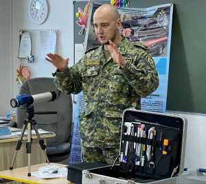 Тема встречи была посвящена основам работы с следователя, а также специфике работы следователя-криминалиста с криминалистической техникой.