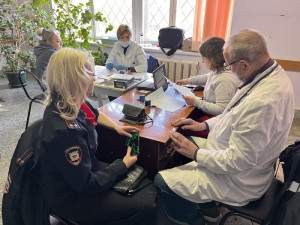 Центральной городской больнице города Жигулевск состоялась традиционная акция «День донора – ПОДАРИ ЖИЗНЬ ДРУГОМУ СЕРДЦУ», в ходе которой сотрудники полиции сдали кровь. Многие решили стать донорами впервые.