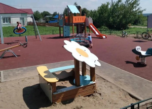 А на улице Кооперативная в селе Августовка Большечерниговского района, благодаря КРСТ, свежий облик обрела центральная площадь.