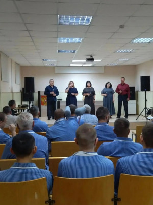Концерт был адресован военнослужащим, проходящим лечение после ранений, которые они получили в ходе специальной военной операции.