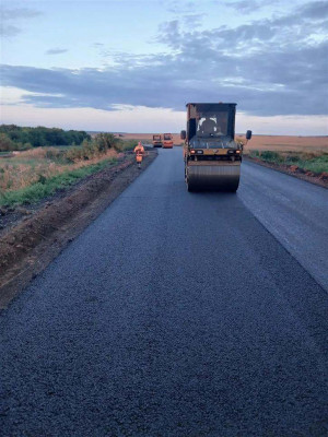 В Кошкинском и Сергиевском районах Самарской области по национальному проекту «Инфраструктура для жизни» с опережением графика ведется ремонт областной автомобильной дороги «Сергиевск — Челно-Вершины» — Кошки. 