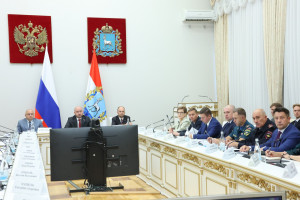 Сегодня губернатор Самарской области Вячеслав Федорищев провел оперативное совещание в региональном правительстве. На нем одним из вопросов рассмотрели готовность системы здравоохранения к осенне-зимнему периоду.