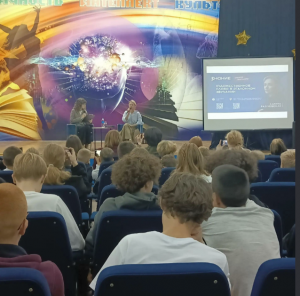 В школе № 10 «Образовательный центр ЛИК» городского округа Отрадный Самарской области состоялась встреча с лектором Российского общества «Знание», актрисой театра, кино и телевидения, заслуженной артисткой Санкт-Петербурга Кариной Разумовской.
