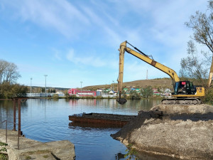  С начала октября из Школьного пруда в Исаклах убрали 6 тысяч кубометров ила. К работе по расчистке акватории приступили этой осенью за счет средств федерального бюджета.