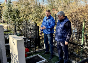 За каждым воинским захоронением в регионе закрепляется конкретный человек, который приводит его в порядок и следит за состоянием круглый год. Такая практика действует в рамках федерального проекта «Историческая память» партии «Единая Россия».