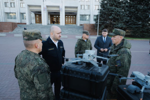 Во вторник, 20 октября, в Самаре на площади Славы губернатор Вячеслав Федорищев вручил награды инструкторам и участникам отряда «БАРС – Крылья», проявившим себя в отражении вражеских атак БПЛА. Также глава региона передал военнослужащим очередную партию с
