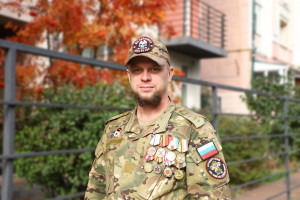 Ветеран СВО Сергей Иванов находился в зоне проведения специальной военной операции с 2022 по 2025 год.  Сейчас, вернувшись в Самару, занимается общественной работой.