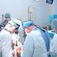 Операцию провели 62-летней женщине с дилатационной кардиомиопатией. Это заболевание миокарда, при котором происходит расширение полостей сердца и снижается его сократительная функция. 