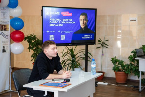 В школе № 8 в поселке Алексеевка Самарской области состоялась встреча с лектором Российского общества «Знание», актером театра и кино Никитой Павленко.