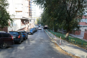 В Инженерном переулке между улицами Мичурина и Скляренко отремонтировали внутриквартальный проезд.На участке длиной 200 метров уложили более 1,4 тыс. кв. м асфальта и выровняли около 20 колодцев. Работы выполнили за счёт городского бюджета.