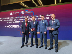 На форуме «Российский промышленник» министр промышленности и торговли Самарской области Денис Гурков награждён медалью М. Т. Калашникова — по приказу Минпромторга России. 