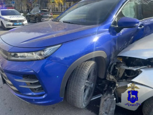 24 октября около дома №31 по ул.Стара-Загора столкнулись автомобили Lada Granta и Exeed.