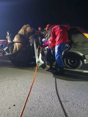 В результате аварии у одного из пассажиров оказалась зажата нога. Потребовалась помощь спасателей.