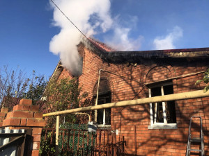 26 октября в 09:05 в ГКУ СО «Центр по делам ГО, ПБ и ЧС» поступило сообщение о пожаре в поселке Нижнее Санчелеево на улице Красноармейской.