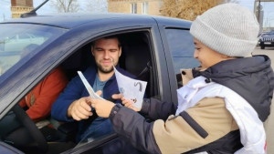 В Самарской области полицейские совместно с активистами «Движения первых» напомнили водителям о безопасности на дороге.
