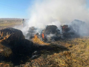 27 октября в ГКУ Самарской области «Центр по делам ГО, ПБ и ЧС» поступило сообщение о пожаре в селе Подвалье. Открытым пламенем горели 20 рулонов с соломой массой 3200 килограмм.Подвалье.