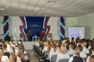 В школе № 14 «Центр образования» имени Кавалера Ордена Ленина Н.Ф. Шутова Сызрани состоялась встреча с лектором Российского общества «Знание», актрисой театра и кино Анастасией Крыловой.
