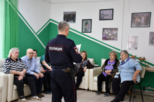 Сотрудники полиции продолжают профилактическую работу, направленную на предупреждение мошенничеств в отношении граждан старшего возраста.
