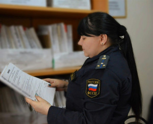 Житель Самарской области совершил разбойное нападение на жителя одного из многоквартирных домов. Мужчина незаконно проник в квартиру пострадавшего, применил к нему насилие и похитил личное имущество.