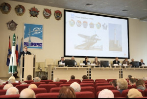 С приветственным словом к участникам обратился Генеральный директор РКЦ «Прогресс» Евгений Лукин. Он поздравил коллектив с памятной датой и выступил с докладом об истории предприятия, его достижениях и перспективах дальнейшего развития.